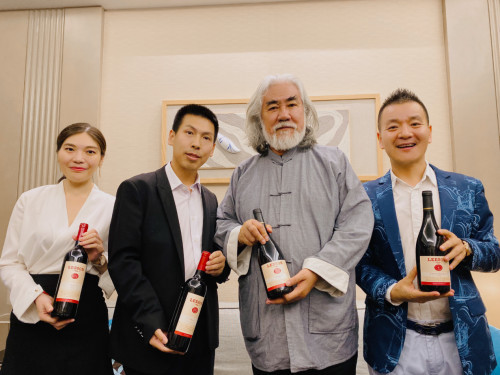 张纪中签约蕾丝视频免费下载红酒品牌代言人